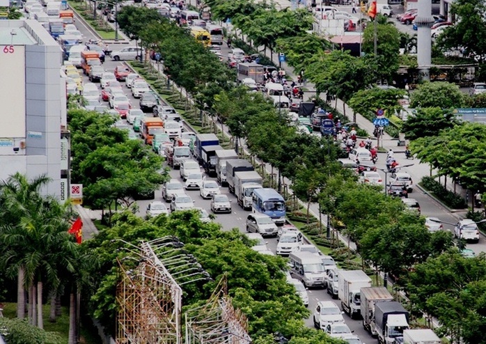 Dòng xe nối đuôi nhau “nằm chết” trên đường Trường Sơn (quận Tân Bình, TP HCM) trưa 9-1 Ảnh: GIA MINH