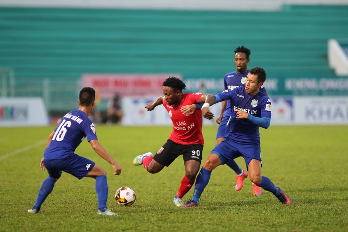 Khán đài C, D không một bóng khán giả ở sân Long An trong trận chủ nhà hòa B.Bình Dương 1-1 cuối tuần qua Ảnh: Quang Liêm