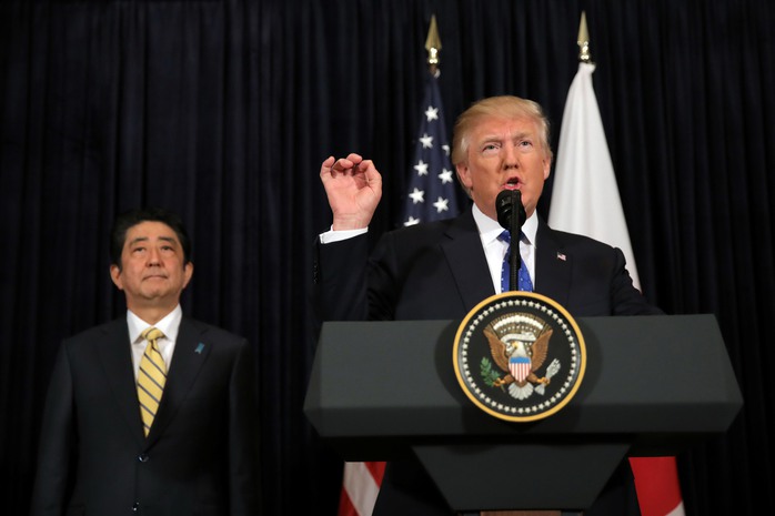 Tổng thống Mỹ Donald Trump (phải) và Thủ tướng Nhật Shinzo Abe tại buổi họp báo ngắn về vụ thử tên lửa của Triều Tiên ở bang Florida Ảnh: REUTERS