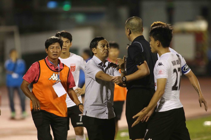 
Chủ tịch Võ Thành Nhiệm của CLB Long An phản ứng với trọng tài Nguyễn Trọng Thư trên sân Thống Nhất vào tối 19-2 Ảnh: Quang Liêm
