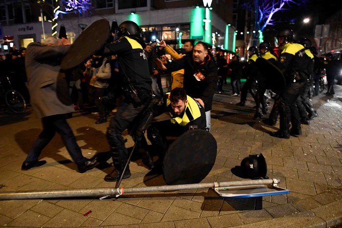 Cảnh sát chống bạo động đụng độ với người biểu tình gần Lãnh sự quán Thổ Nhĩ Kỳ ở TP Rotterdam - Hà Lan rạng sáng 12-3 Ảnh: Reuters