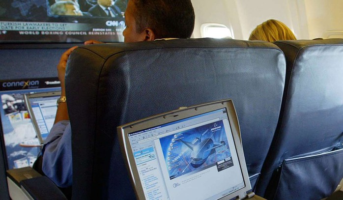 
Thiết bị điện tử lớn, như máy tính xách tay, bị cấm mang lên khoang hành khách một số chuyến bay đến Mỹ và Anh Ảnh: AP
