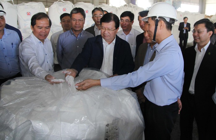 
Phó Thủ tướng Trịnh Đình Dũng kiểm tra hoạt động sản xuất tại Tổ hợp bauxite - nhôm Lâm Đồng Ảnh: Đình Thi
