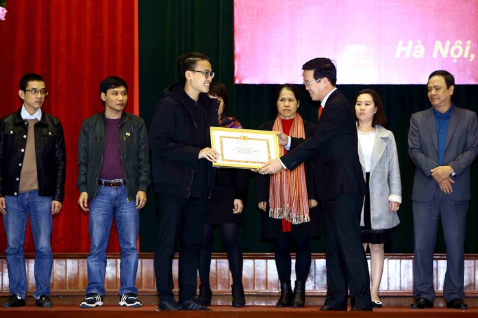 Trưởng Ban Tuyên giáo trung ương Võ Văn Thưởng (phải) trao tặng bằng khen cho các tác phẩm và các chuyên đề xuất sắc trong công tác tuyên truyền năm 2016 tại hội nghị Ảnh: TTXVN