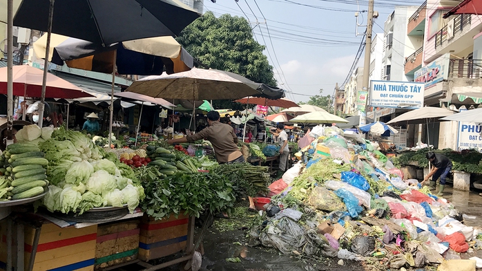 “Núi” rác lấn cả con đường dân sinh ở khu chợ tự phát gần KCN Pou Yuen, phường Tân Tạo, quận Bình Tân, TP HCM Ảnh: Lê Phong