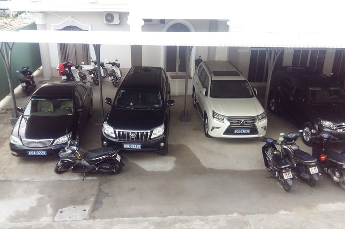 Một trong 2 chiếc xe Lexus (bìa phải) mà tỉnh Cà Mau đã trả lại doanh nghiệp Ảnh: DUY NHÂN