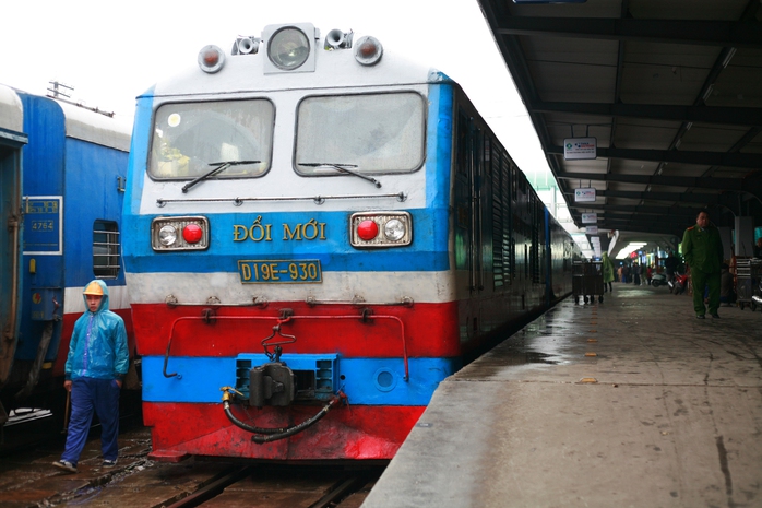 Cần tập trung vào các chính sách, cơ chế ưu tiên để ngành đường sắt phát triển đột phá. Trong ảnh: Hoạt động vận tải đường sắt tại ga Hà Nội