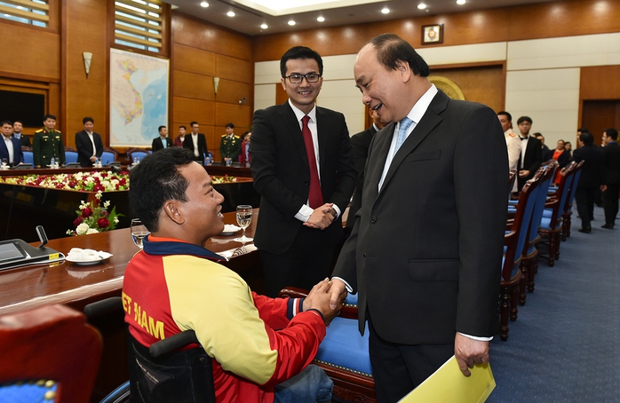 
Thủ tướng Nguyễn Xuân Phúc thăm hỏi một trong những gương mặt trẻ Việt Nam tiêu biểu. Ảnh: Quang Hiếu
