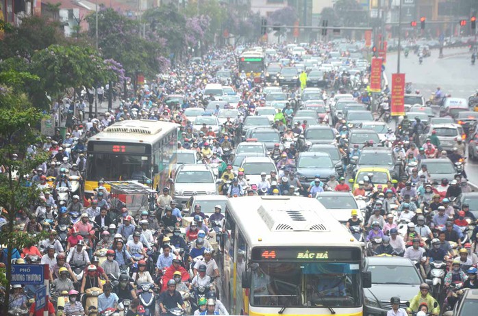 Ùn tắc kéo dài trên đường Tây Sơn, quận Đống Đa, TP Hà Nội Ảnh: NGUYỄN HƯỞNG