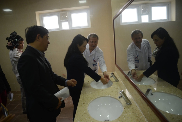
Bộ trưởng Nguyễn Thị Kim Tiến kiểm tra tại Bệnh viện E trung ương
