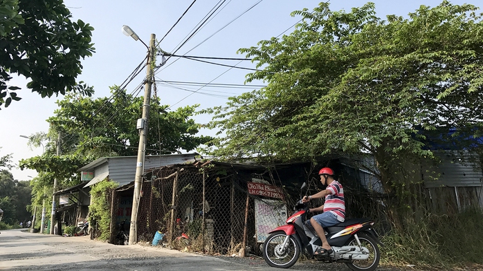 
Dãy nhà này ở xã An Phú Tây, huyện Bình Chánh, TP HCM được mua bán bằng giấy tay, hiện một số hộ đang làm thủ tục xin cấp sổ đỏ
