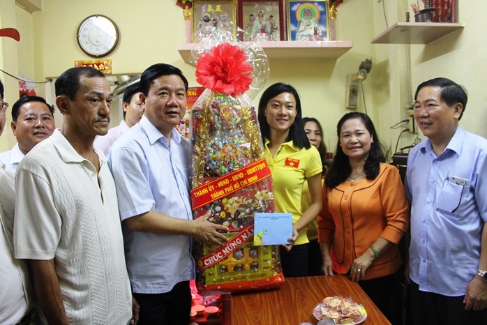 
Bí thư Thành ủy TP HCM Đinh La Thăng tặng quà Tết cho vận động viên điền kinh Lê Tú Chinh Ảnh: Trường Hoàng
