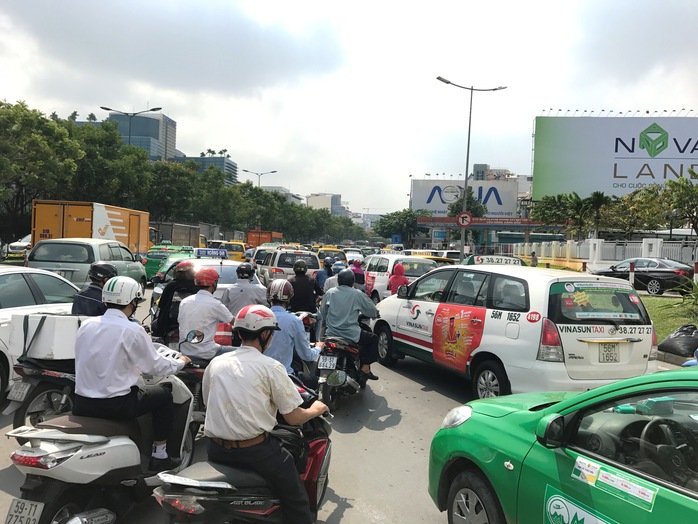 
Taxi nối đuôi nhau, ken dày thường xuyên gây ách tắc giao thông trên đường Trường Sơn (quận Tân Bình, TP HCM) Ảnh: GIA MINH
