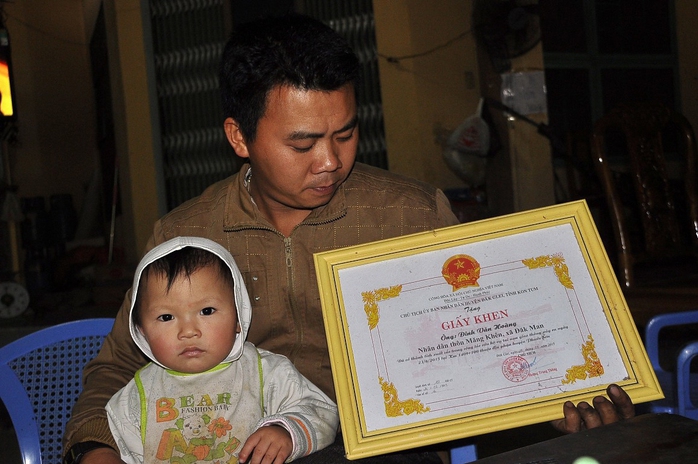 UBND huyện Đắk Glei, tỉnh Kon Tum tặng giấy khen cho anh Đinh Văn Hoàng vì có nhiều thành tích cứu người bị nạn