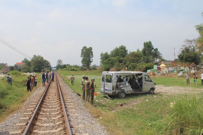 
Ô tô bị tàu lửa tông khi băng qua đường ray ở TP Biên Hòa, tỉnh Đồng Nai hôm 1-2, làm 8 người thương vong. Ảnh: XUÂN HOÀNG
