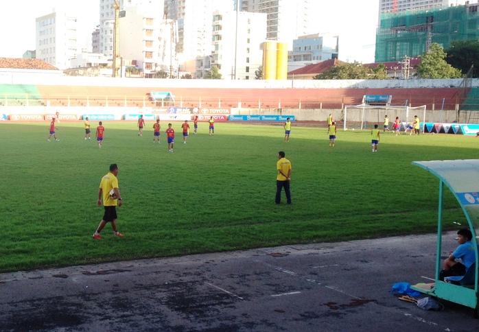 
Đội bóng Sanna Khánh Hòa BVN tập luyện trên sân vận động 19-8 Ảnh: Kỳ Nam

