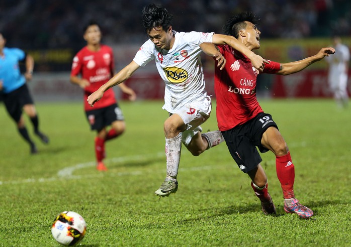 Lứa trẻ Văn Toàn (trái) tiến bộ giúp HAGL bắt đầu chơi hiệu quả tại V-League mùa nàyẢnh: Quang Liêm