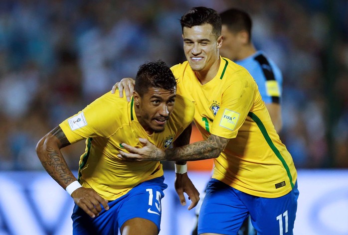 Paulinho (trái) bất ngờ trở thành tiền vệ chơi hiệu quả nhất của tuyển BrazilẢnh: REUTERS