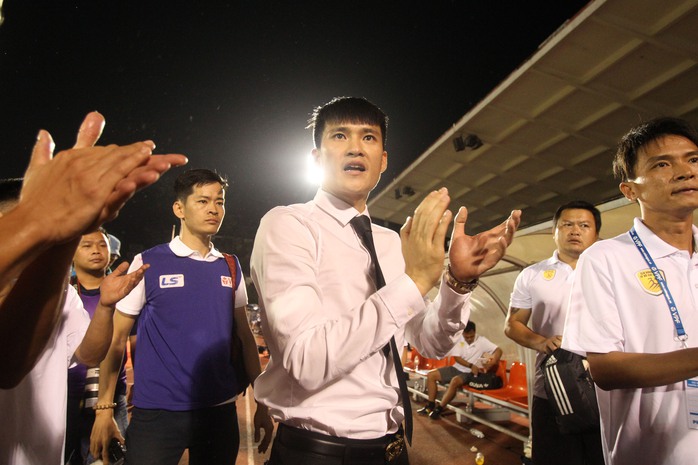 Quyền Chủ tịch CLB TP HCM Lê Công Vinh đang cùng cộng sự và cầu thủ lôi kéo khán giả đến sân Thống Nhất bằng hoạt động chuyên nghiệp và lối chơi sạch - đẹpẢnh: Hoàng Triều