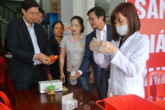 Lực lượng chức năng kiểm tra nhanh an toàn thực phẩm tại chùa Hương - Hà NộiẢnh: Ngọc Dung