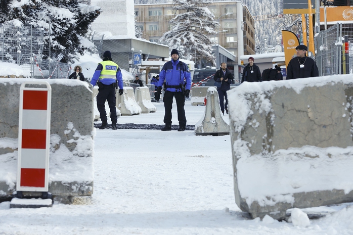 Cảnh sát tuần tra bên ngoài nơi diễn ra Diễn đàn Kinh tế thế giới ở thị trấn Davos hôm 16-1Ảnh: Reuters