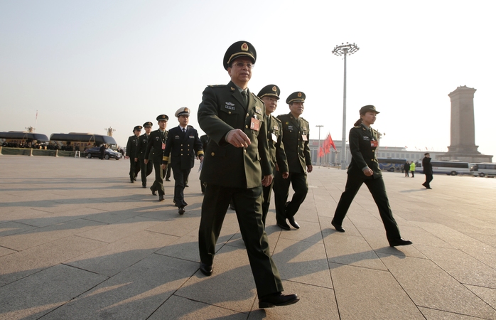Phái đoàn quân đội Trung Quốc tại Quảng trường Thiên An Môn ngày 4-3 Ảnh: REUTERS