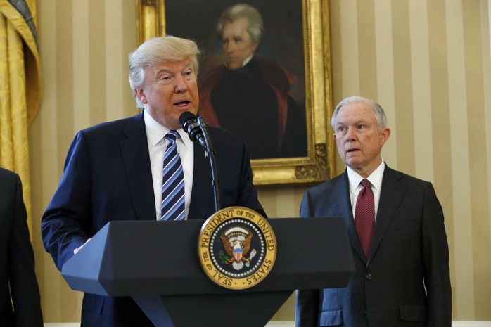 Tổng thống Mỹ Donald Trump phát biểu tại buổi lễ tuyên thệ nhậm chức Bộ trưởng Tư pháp của ông Jeff Sessions (phải) hôm 9-2Ảnh: Reuters