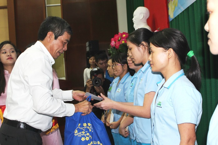 
Ông Nguyễn Văn Khải, Phó Chủ tịch Thường trực LĐLĐ TP HCM, tặng quà cho công nhân các KCX-KCN Ảnh: THANH NGA

