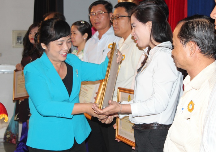 
Bà Trần Kim Yến, Chủ tịch LĐLĐ TP HCM, trao bằng khen cho tập thể có thành tích tốt trong chăm lo Tết cho CNVC-LĐ
