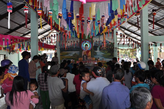 Hàng trăm người hiếu kỳ đã thất vọng ra về vì bức tranh không có gì để gọi là Phật tỏa hào quang như lời đồn thổi. Ảnh: Văn Phụng.
