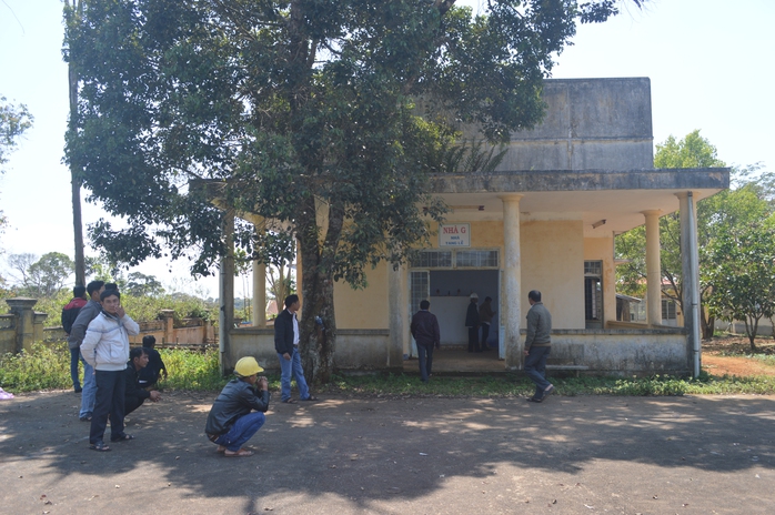 
Các công nhân đưa anh Liêm đi cấp cứu tại Trung tâm Y tế huyện Kon Plong - Ảnh Văn Phương
