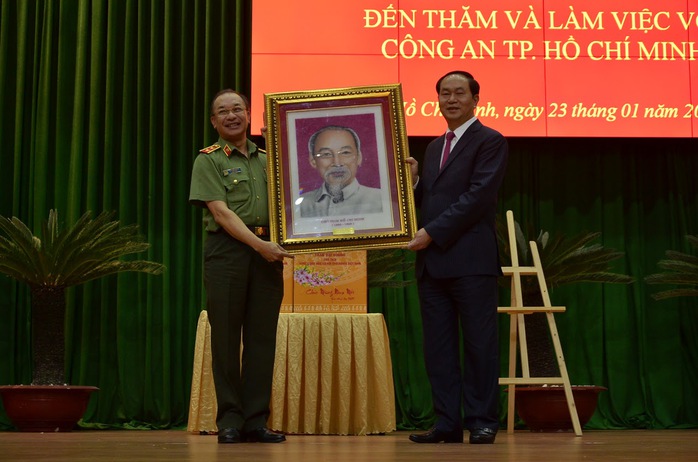 
Chủ tịch nước Trần Đại Quang tặng ảnh Bác Hồ cho Công an TP HCM
