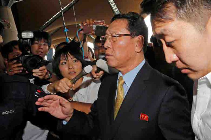 Đại sứ Triều Tiên tại Malaysia, ông Kang Chol, trong vòng vây phóng viên ở sân bay Kuala Lumpur chiều tối 6-3 Ảnh: REUTERS