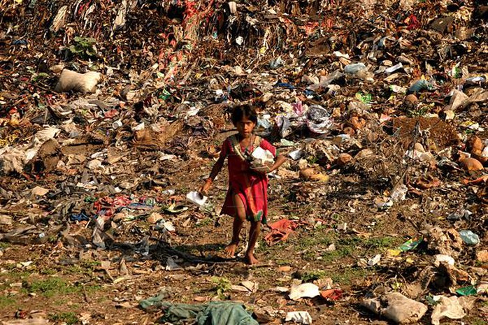 Một đứa trẻ lục lọi trong đống rác ở thủ đô Dhaka - Bangladesh. Ảnh: Photosbangladesh
