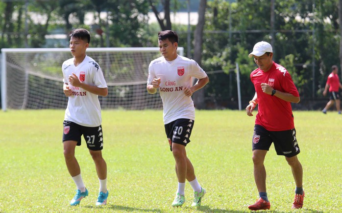 Đội trưởng Quang Thanh (giữa) mong Ban kỷ luật thay đổi án phạt vì cấm 2 năm đồng nghĩa là giải nghệ