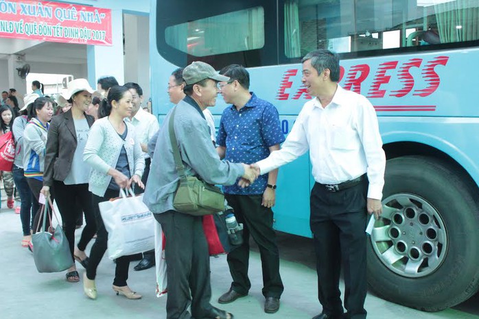 Lãnh đạo LĐLĐ TP HCM, Quận ủy và LĐLĐ quận Bình Thạnh bắt tay công nhân trước khi họ lên xe về quê