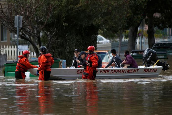Lực lượng cứu hộ dùng thuyền cứu hơn 200 người. Ảnh: Reuters
