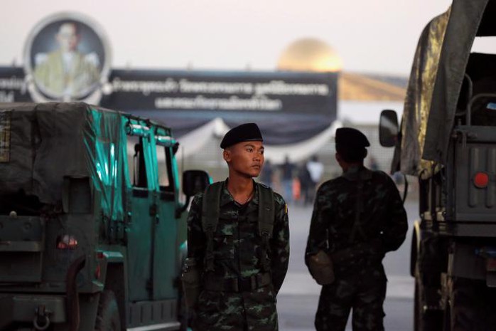 Quân đội Thái Lan canh gác bên ngoài chùa Dhammakaya ở tỉnh Pathum Thani hôm 16-2. Ảnh: Reuters