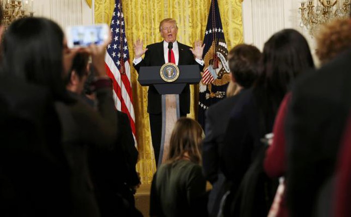 
Ông Donald Trump trong cuộc họp báo riêng ngày 16-2. Ảnh: REUTERS
