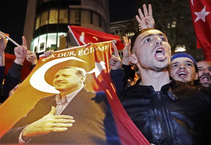 
Đám đông biểu tình trước lãnh sự quán Thổ Nhĩ Kỳ ở TP Rotterdam, yêu cầu nhìn thấy bà Sayan Kaya. Ảnh: Reuters
