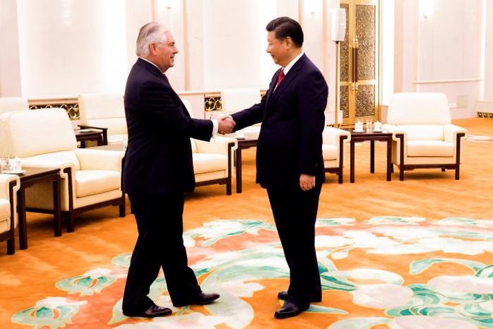 
Ngoại trưởng Mỹ Rex Tillerson (trái) và Chủ tịch Trung Quốc Tập Cận Bình trong cuộc gặp hôm 19-3. Ảnh: REUTERS
