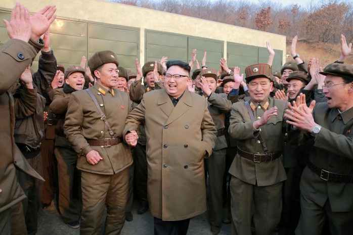 
Lãnh đạo Kim Jong-un thị sát cuộc thử nghiệm động cơ đẩy tên lửa thế hệ mới ở Bình Nhưỡng hôm 19-3. Ảnh: Reuters
