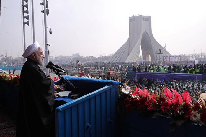 
Tổng thống Iran Rouhani phát biểu trước đám đông biểu tình ông Trump tại thủ đô Terhan - Iran hôm 10-2. Ảnh: Reuters
