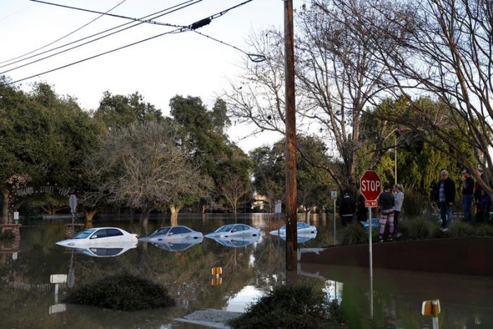 TP San Jose, bang California, ngập lụt do hồ chứa Anderson tràn. Ảnh: Reuters