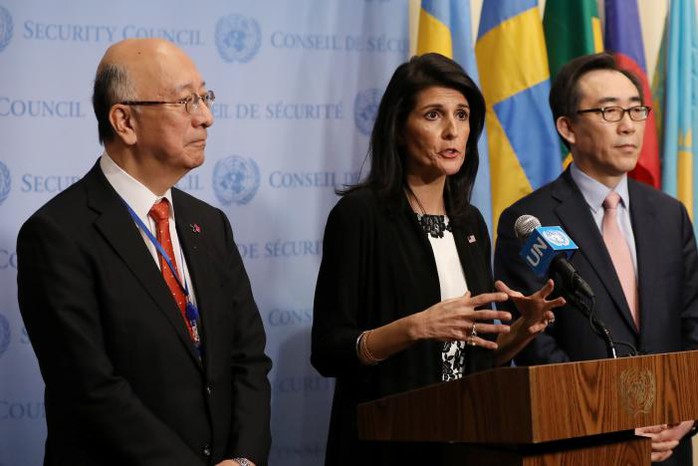 
Đại sứ Mỹ tại LHQ Nikki Haley (giữa). Ảnh: REUTERS
