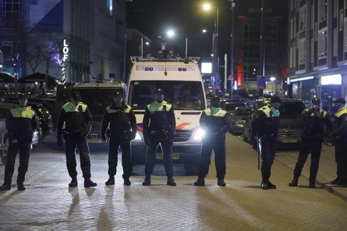 
Cảnh sát Hà Lan ngăn chặn người biểu tình tiến gần lãnh sự quán Thổ Nhĩ Kỳ ở TP Rotterdam. Ảnh: Reuters
