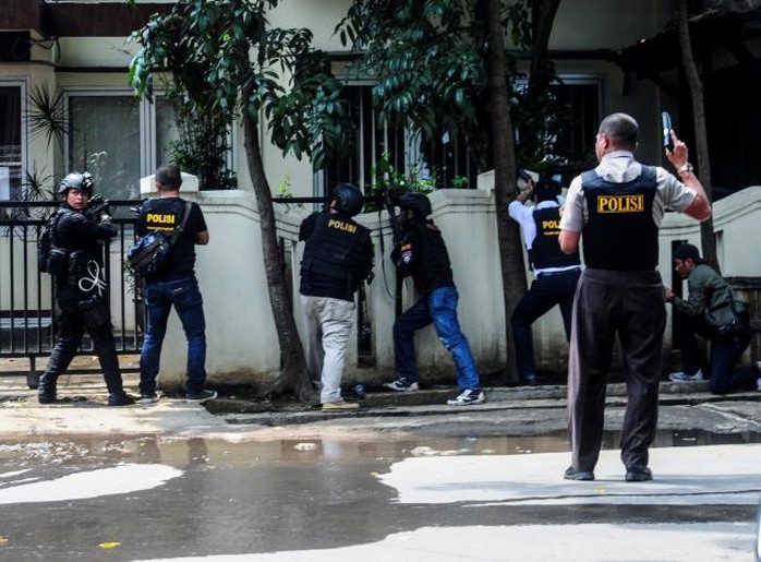 
Cảnh sát Indonesia bao vây nghi phạm đánh bom tại một văn phòng chính phủ hôm 27-2. Ảnh: REUTERS
