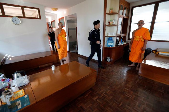 
Cảnh sát Thái Lan lục soát chùa Dhammakaya hôm 17-2. Ảnh: REUTERS

