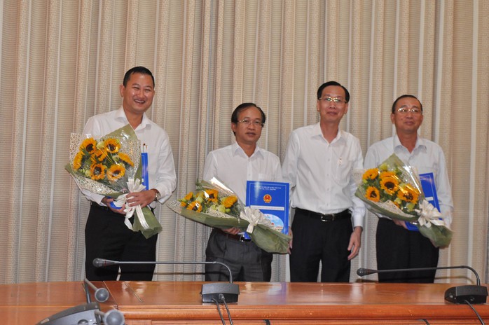 Phó Chủ tịch Thường trực UBND TP HCM Lê Thanh Liêm (bìa phải) trao quyết định cho các ông Nguyễn Hoài Nam; Nguyễn Phước Hưng (thứ hai từ trái qua) và Trần Phú Lữ (bìa trái)