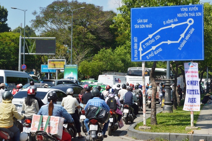 
Tại nhiều giao lộ, ô tô liên tục chuyển làn để quay đầu hoặc ra vào các tòa nhà bên đường, gây xung đột cho các chiều lưu thông khiến tình hình ùn ứ càng trở nên nghiêm trọng. Trong ảnh: Cảnh ùn ứ trên đường Trần Quốc Hoàn
